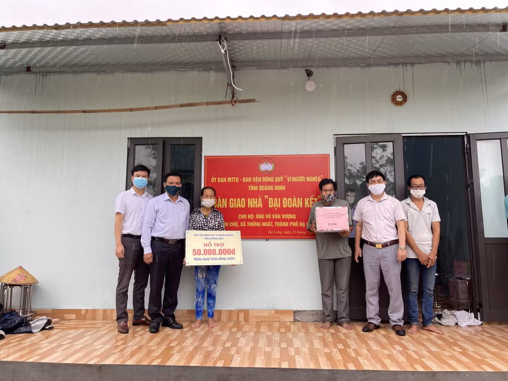 Ngày 23/7/2021, Ủy ban MTTQ TP Hạ Long tổ chức bàn giao nhà Đại đoàn kết cho gia đình ông Vũ Văn Vượng (thôn Chợ, xã Thống Nhất).