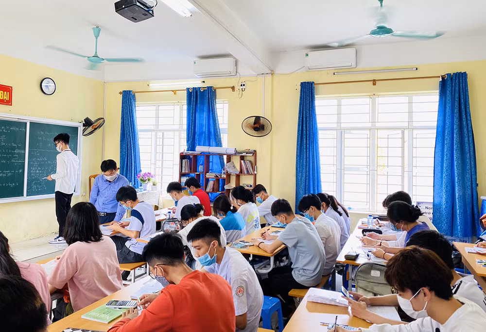 Học sinh khối 12, Trường TH-THCS-THPT Nguyễn Bỉnh Khiêm (TP Hạ Long) tăng tốc ôn luyện cho kỳ thi tốt nghiệp.