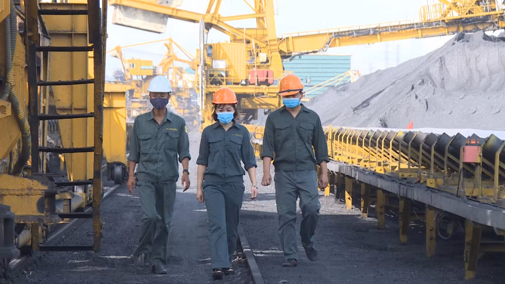 Đảng viên Hoàng Thị Thu Hiền cùng các đồng nghiệp nam thường xuyên kiểm tra dây chuyền sản xuất để kịp thời phát hiện, khắc phục những sự cố.