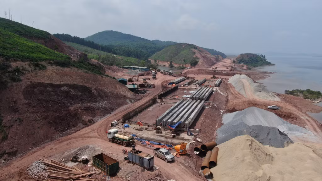 Các hạng mục trong dự án tuyến cao tốc Vân Đồn - Móng Cái được các nhà thầu tập trung đẩy nhanh tiến độ. Ảnh: Đỗ Phương