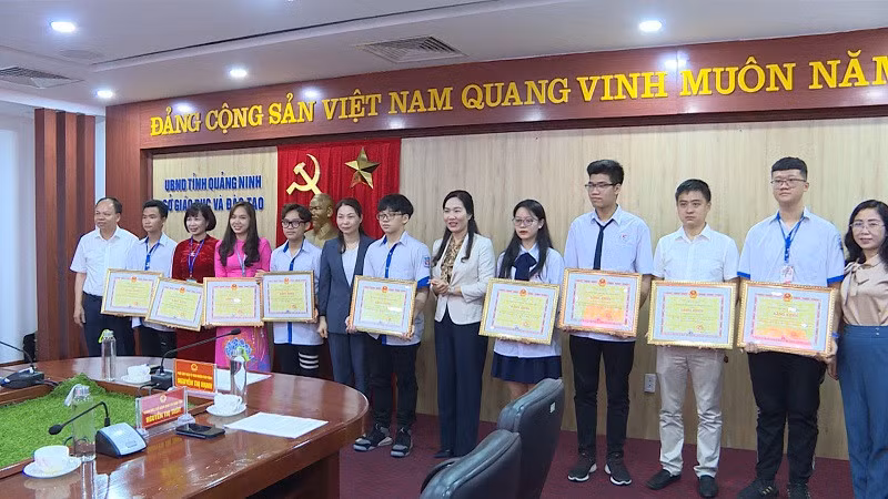 Đồng chí Nguyễn Thị Hạnh, Phó Chủ tịch UBND tỉnh, trao Bằng khen của UBND tỉnh cho các học sinh và giáo viên hướng dẫn học sinh đoạt giải cấp quốc gia, quốc tế tháng 3/2021. Ảnh: Thu Phương