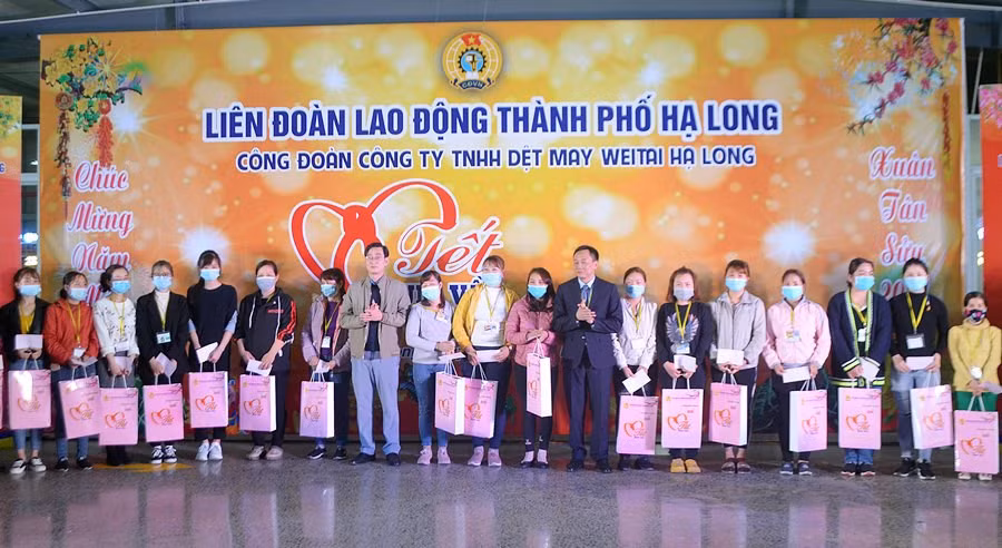 Lãnh đạo UBND TP Hạ Long và LĐLĐ TP Hạ Long trao quà cho lao động có hoàn cảnh khó khăn trong chương trình "Tết sum vầy" năm 2021 tại Công ty TNHH Dệt may WeiTai Hạ Long (KCN Việt Hưng, TP Hạ Long).