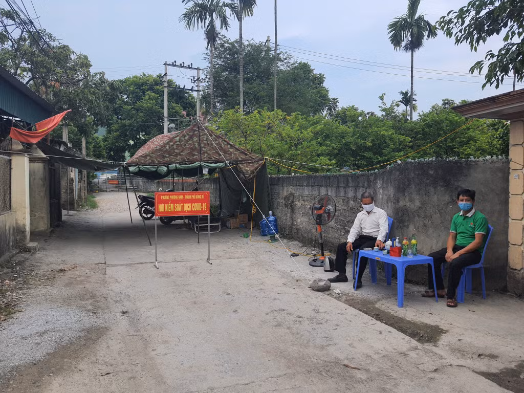 Chốt phụ cầu Đá Bạc thứ 2 của phường Phương Nam luôn có sự tham gia trực chốt của thành viên khu dân cư.
