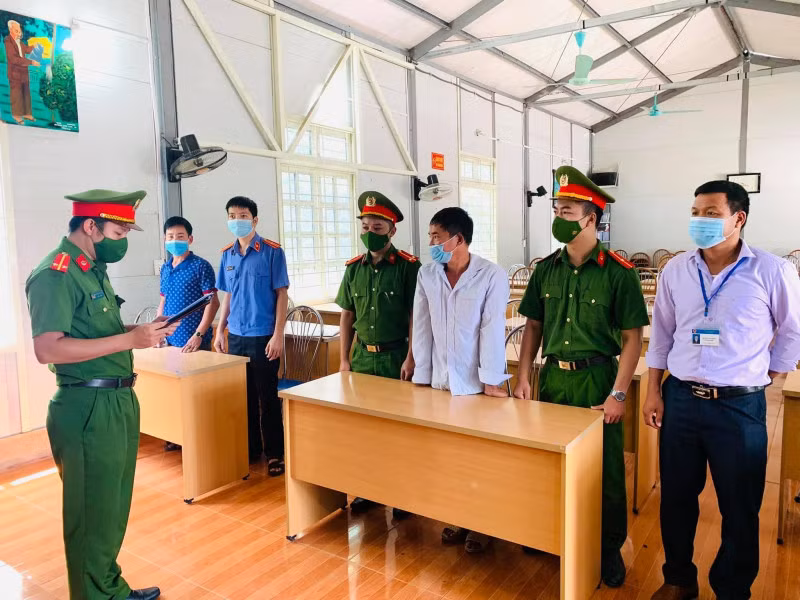 Cơ quan Cảnh sát điều tra Công an huyện Sông Mã thi hành lệnh bắt Trần Văn Học.