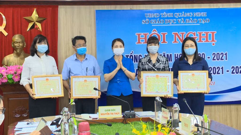 Các tập thể, cá nhân có thành tích xuất sắc trong công tác và phong trào thi đua năm học 2020-2021 được tặng Bằng khen của Chủ tịch UBND tỉnh.