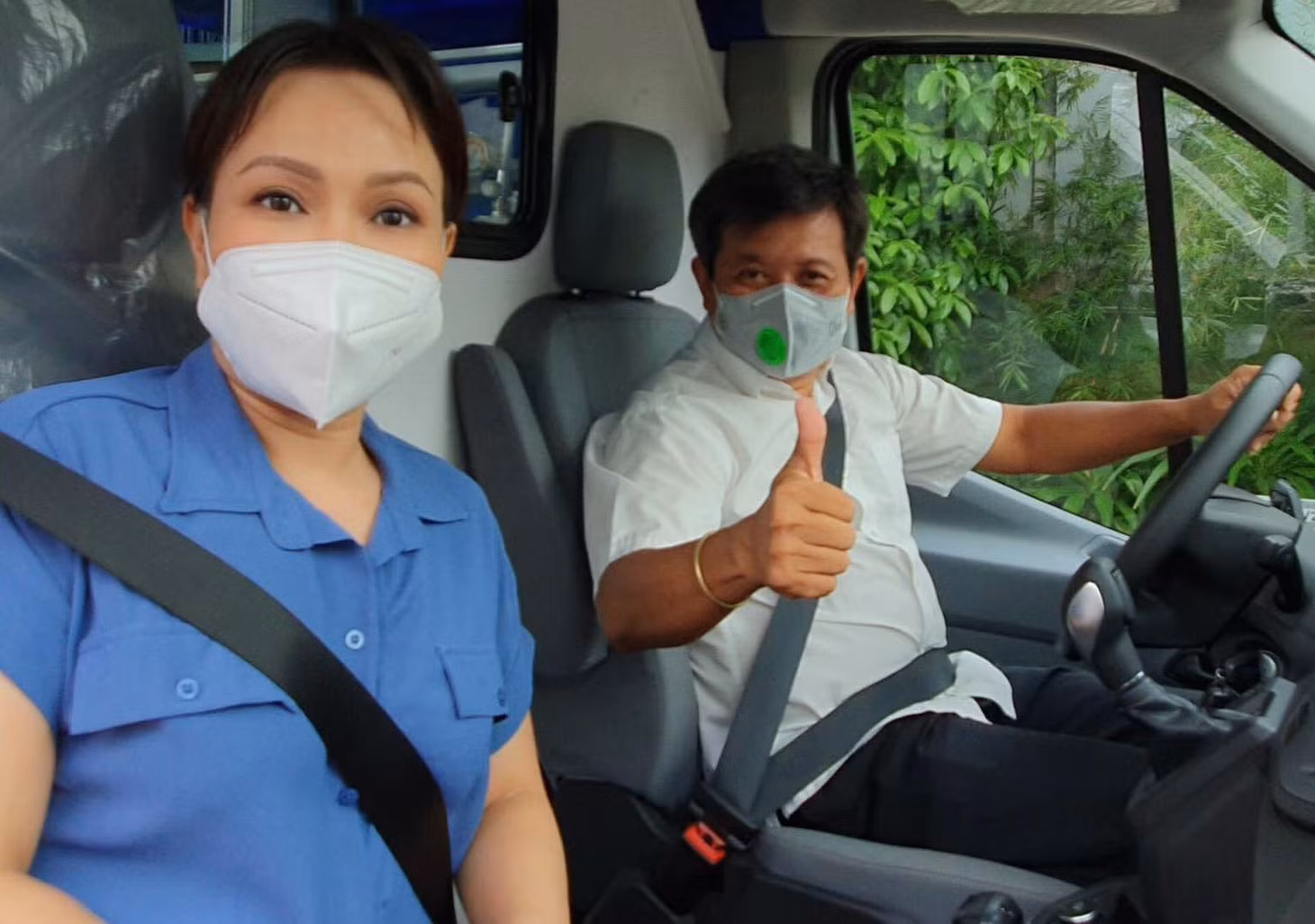Việt Hương bàn giao lại xe cứu thương cho ông Đoàn Ngọc Hải hôm 2.8ẢNH: FBNV