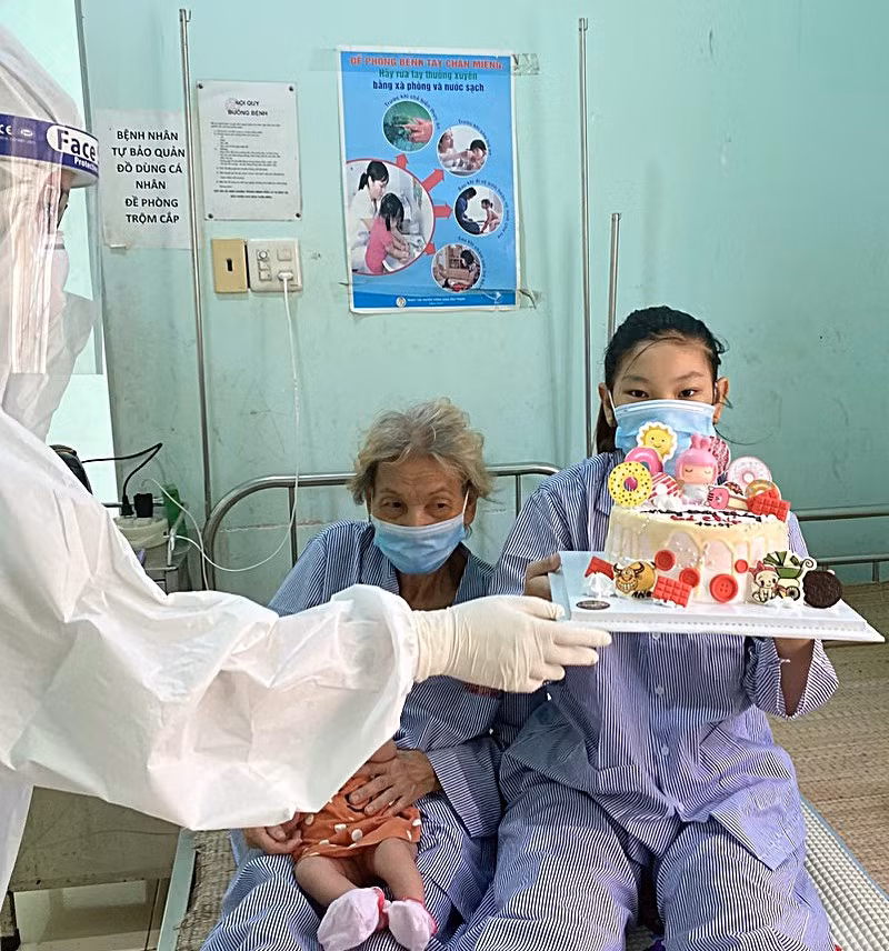 Bé sơ sinh nhỏ tuổi nhất Việt Nam mắc COVID-19 đã khỏi bệnh - ảnh 2