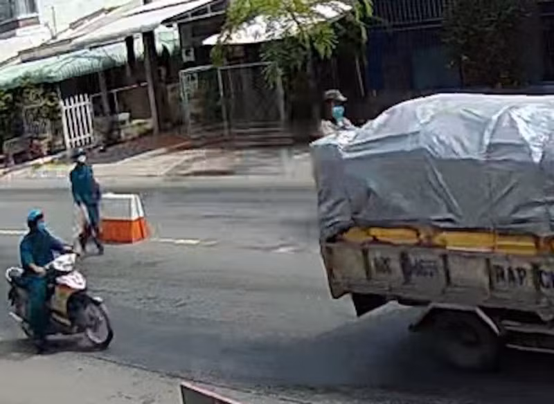 Thanh đu bám trên xe tải bị lực lượng chức năng phát hiện.