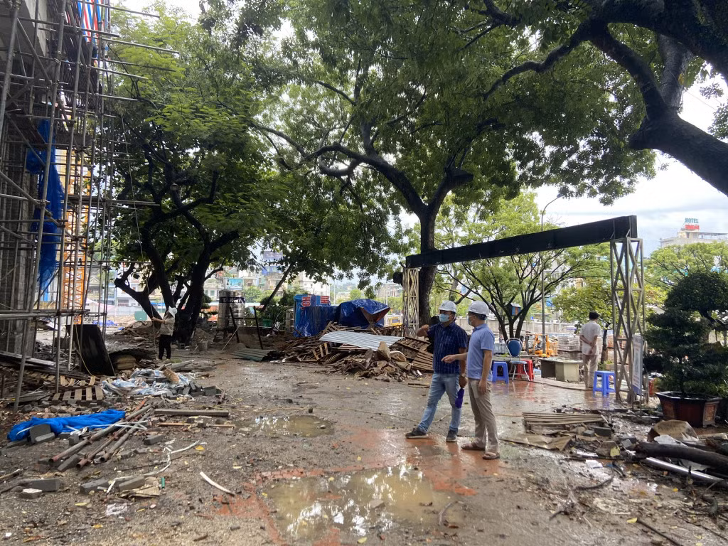 Cán bộ giám sát Ban quản lý dự án đầu tư xây dựng thành phố luôn túc trực ở công trường để giám sát chất lượng của từng hạng mục, biện pháp thi công của nhà thầu.