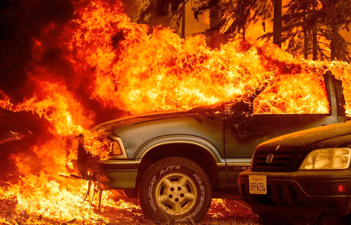 Khói lửa cháy rừng bốc ngùn ngụt tại Greenville, California (Mỹ) ngày 5/8/2021. (Ảnh: AFP/TTXVN)
