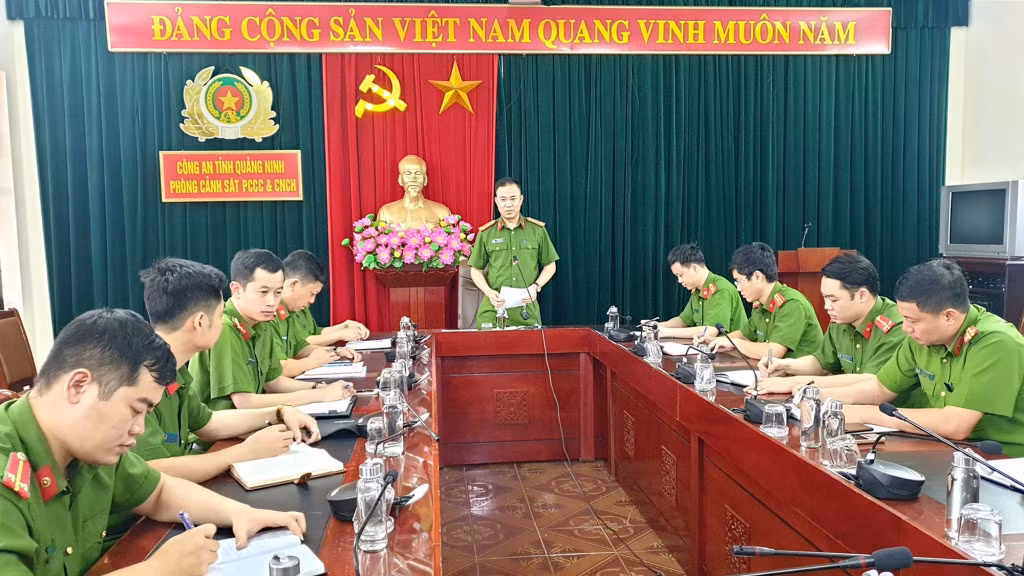 Lãnh đạo Phòng Cảnh sát PCCC&CNCH (Công an tỉnh) triển khai nhiệm vụ chuyên môn. Ảnh chụp trước ngày 27/4.
