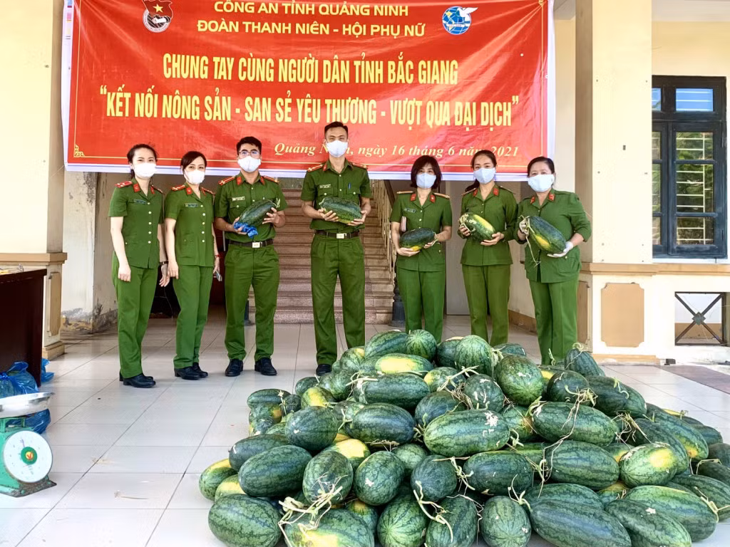 Đoàn Thanh niên - Hội Phụ nữ Trại tạm giam chung tay tiêu thụ nông sản hỗ trợ nông dân bị ảnh hưởng bởi dịch Covid-19.