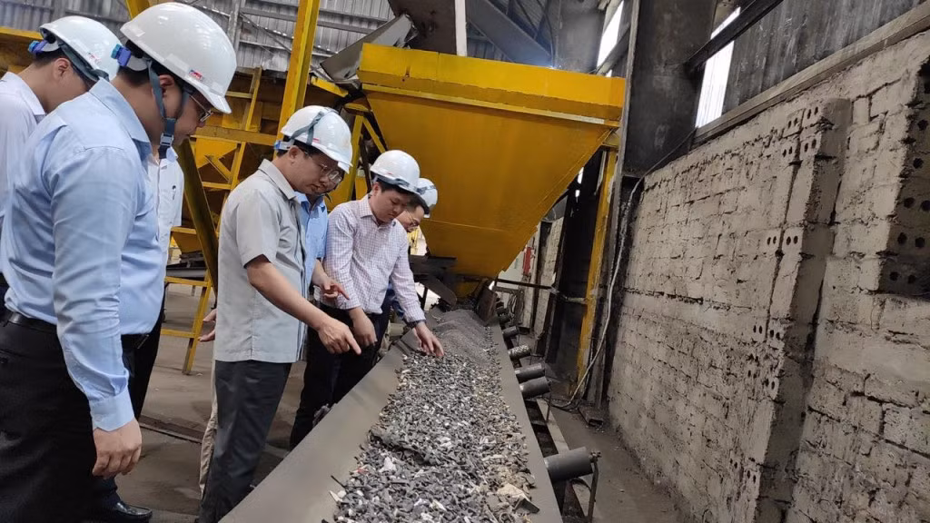 Đồng chí Cao Tường Huy, Phó Chủ tịch Thường trực UBND tỉnh và Đoàn công tác kiểm tra dây chuyền sấy chất thải rắn công nghiệp làm nguyên liệu thay thế ngày 11/4/2021.