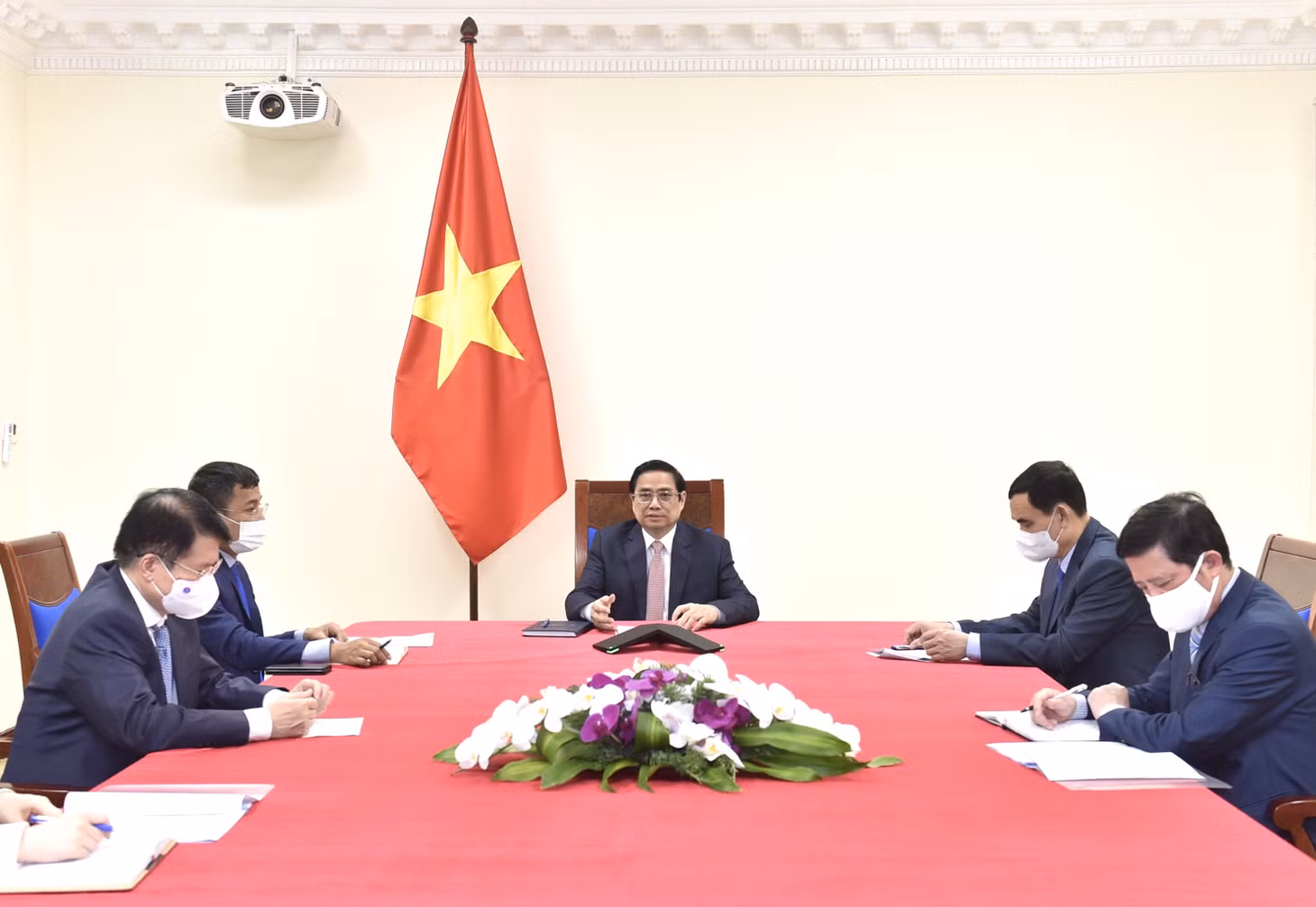 Đây là lần thứ hai trong thời gian ngắn, Thủ tướng Phạm Minh Chính trực tiếp làm việc với các đại diện cấp cao của Tập đoàn AstraZeneca để thúc đẩy việc đưa vaccine về Việt Nam. Ảnh: VGP/Nhật Bắc Đây là lần thứ hai trong thời gian ngắn, Thủ tướng Phạm Minh Chính trực tiếp làm việc với các đại diện cấp cao của Tập đoàn AstraZeneca để thúc đẩy việc đưa vaccine về Việt Nam. Ảnh: VGP/Nhật Bắc