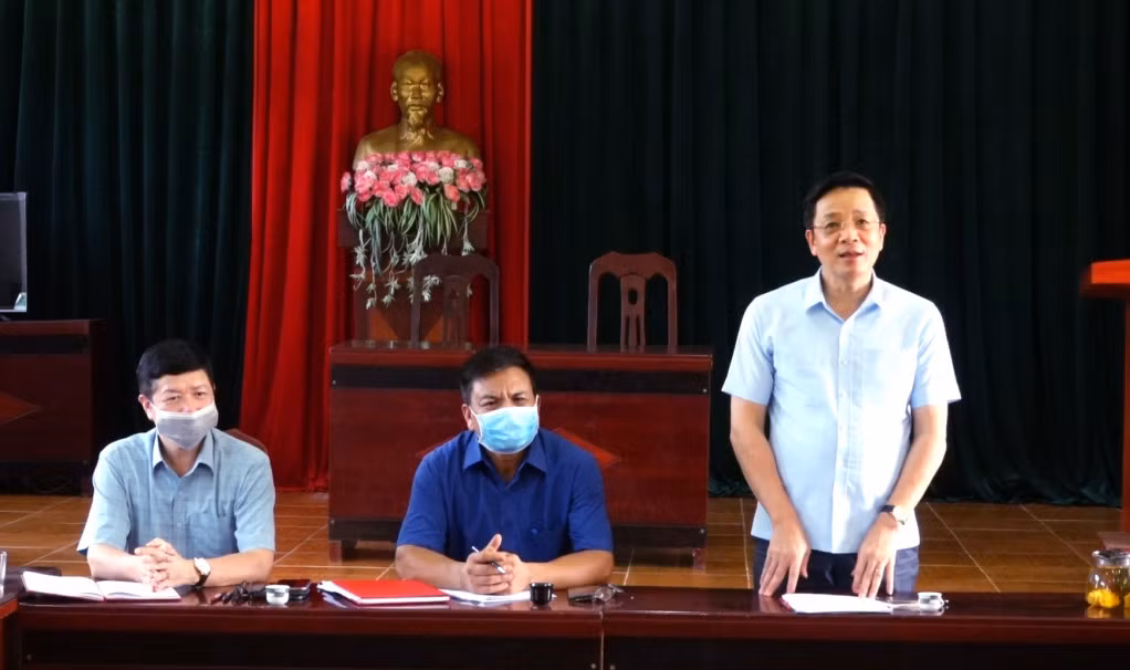 Đồng chí Nguyễn Văn Hồi, Ủy viên BTV, Trưởng Ban Dân vận Tỉnh ủy, Chủ tịch MTTQ tỉnh Quảng Ninh phát biểu tại buổi sinh hoạt chi bộ.