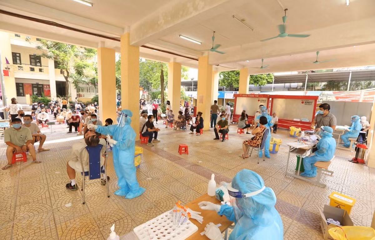 Nhân viên y tế quận Hai Bà Trưng phối hợp với y tế phường Bạch Mai lấy mẫu xét nghiệm COVID-19 cho các trường hợp thuộc khu vực có nguy cơ cao (ảnh chụp ngày 31/7/2021). (Ảnh: Minh Quyết/TTXVN)
