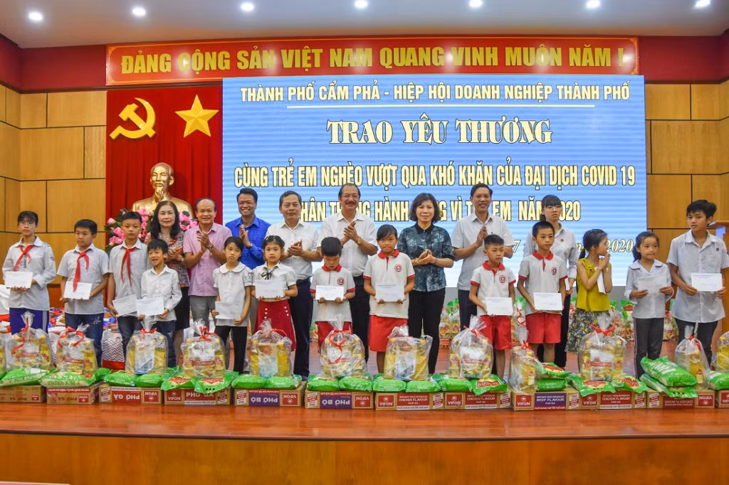 UBND TP Cẩm Phả và Hiệp hội Doanh nghiệp thành phố phối hợp tổ chức trao quà hỗ trợ cho 100 học sinh nghèo tại địa phương (tháng 6/2020). Ảnh: Hoàng Giang