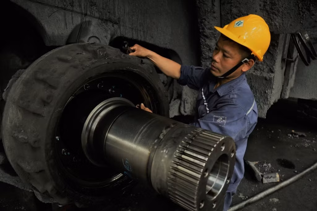 Đảng viên Bùi Xuân Quân cũng luôn phát huy sáng kiến cải tiến kỹ thuật, đề xuất các biện pháp, giải pháp hợp lý hoá tháo gỡ nhiều khó khăn trong sản xuất. Trong 5 năm gần đây, đồng chí đã có 5 sáng kiến cải tiến kỹ thuật góp phần giải phóng nhanh thiết bị xe, máy, nâng cao năng suất lao động, tiết kiệm chi phí cho đơn vị như: “Bộ dụng cụ để tháo lắp xi lanh ben xe (xe Scania và xe HoWo) năm 2017)”; “Cải tiến cối dẫn động moay ơ máy gạt san đường số 03 (năm 2020)”; “Chế tạo mới my dẫn hướng của Piston búa khoan lắp trên máy khoan HCR-1200 (năm 2021)”, đặc biệt là sáng kiến “Chế tạo bộ gá phục hồi chữ H máy xúc PC 1250 số 03” mang lại giá trị lớn hơn 200 triệu đồng...