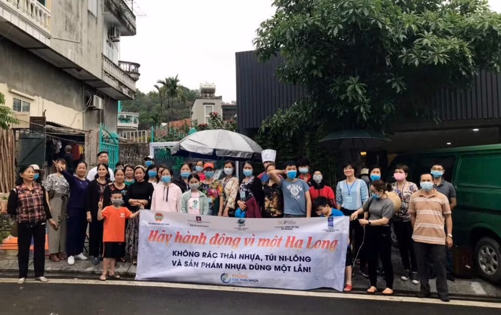 HND tỉnh phối hợp với các đoàn thể tuyên truyền lưu động cho người dân phường Hồng Hà về việc nói không với rác thải nhựa.