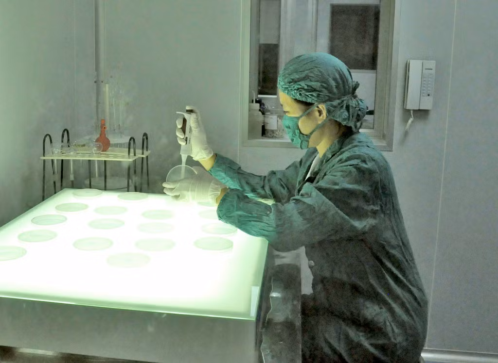 Định lượng kháng sinh trong phòng kín để kiểm tra chất lượng thuốc tại Trung tâm Kiểm nghiệm (Sở Y tế).