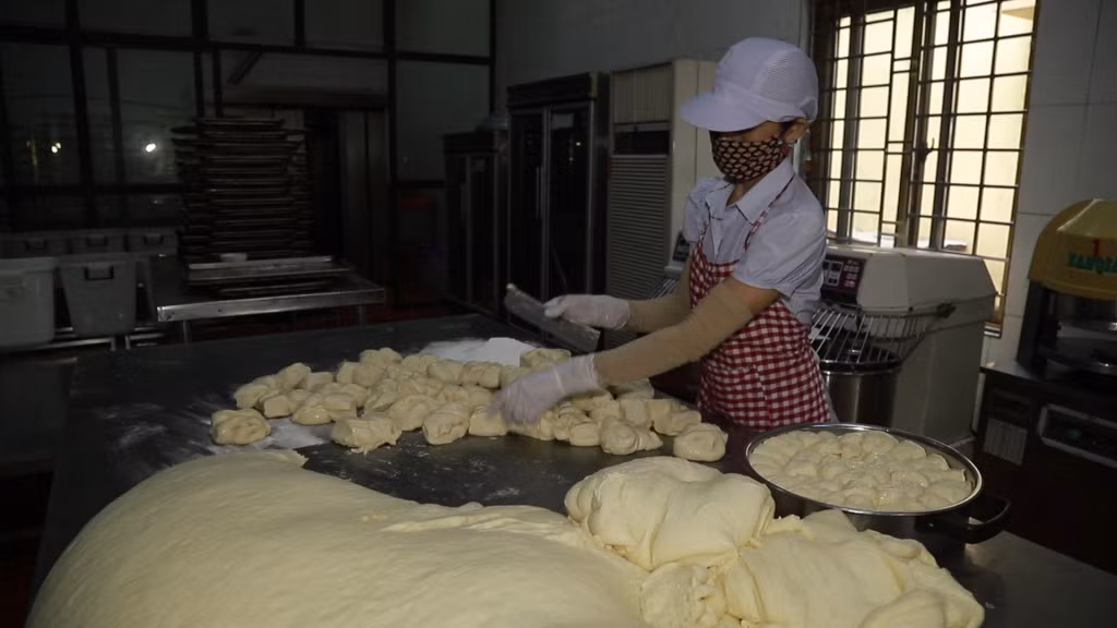 Chị Nguyễn Thị Nguyện, Phân xưởng Đời sống, Công ty CP Than Hà Lầm chế biến bánh mì mỏ.