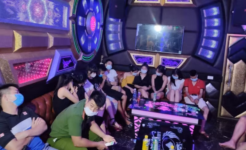 Bắt giữ 30 thanh, thiếu niên “lắc lư” trong quán karaoke ảnh 1