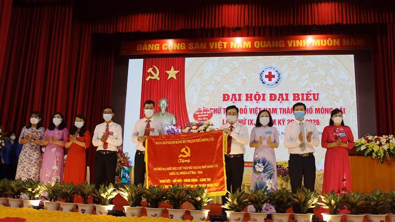 Lãnh đạo TP Móng Cái chúc mừng Đại hội.
