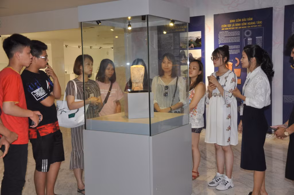 Du khách tham quan Bảo vật quốc gia Bình gốm Đầu Rằm tại Bảo tàng Quảng Ninh. (Ảnh chụp năm 2019). Ảnh: Phan Hằng.