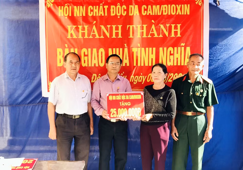 Hội Nạn nhân chất độc da cam/dioxin TX Đông Triều được ủy quyền trao tiền vận động xây nhà của Hội Nạn nhân chất độc da cam/dioxin tỉnh cho bà Đỗ Thị Thuân, xã Tân Việt, TX Đông Triều. (Ảnh: Hội Nạn nhân chất độc da cam/dioxin tỉnh cung cấp)