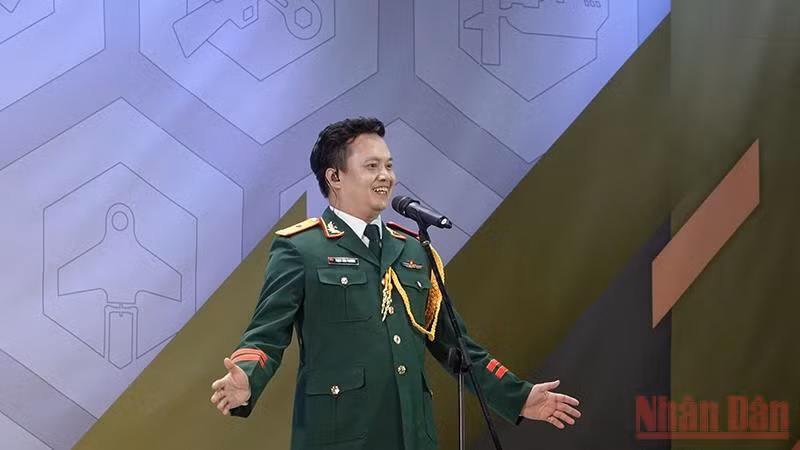 Thiếu tá Trịnh Phương tự tin trong phần thi hát tại Army Games 2021.