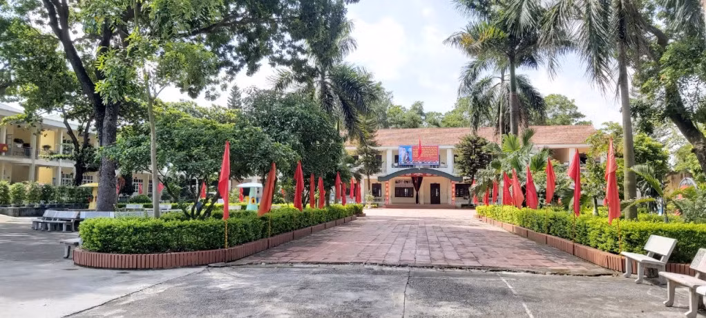 Trường TH Tràng An hoàn thành trang trí khánh tiết chuẩn bị đón năm học mới.