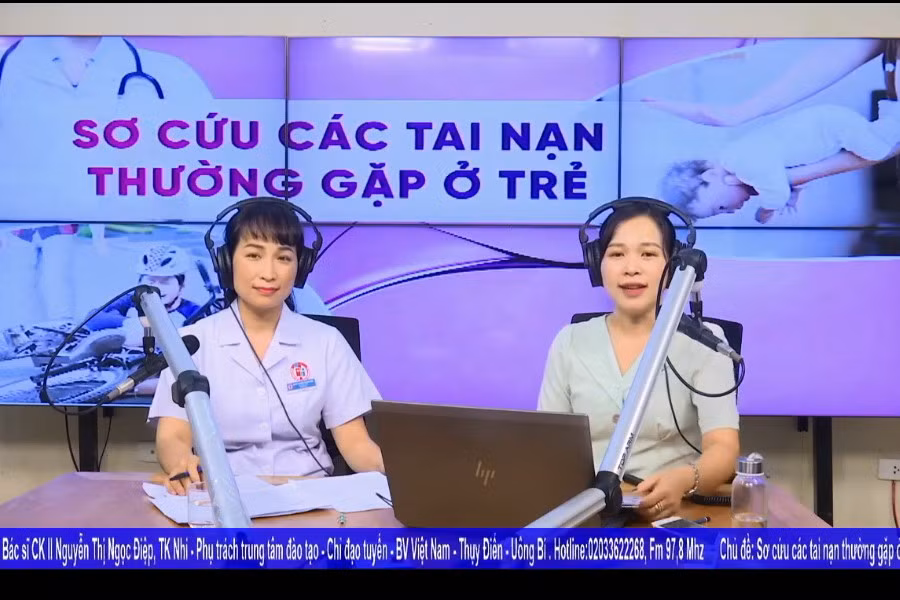 Chương trình "Chuyện cùng bác sĩ" khi lên sóng phát thanh, cũng đồng thời được livestream trên mạng xã hội facebook. Ảnh chụp màn hình