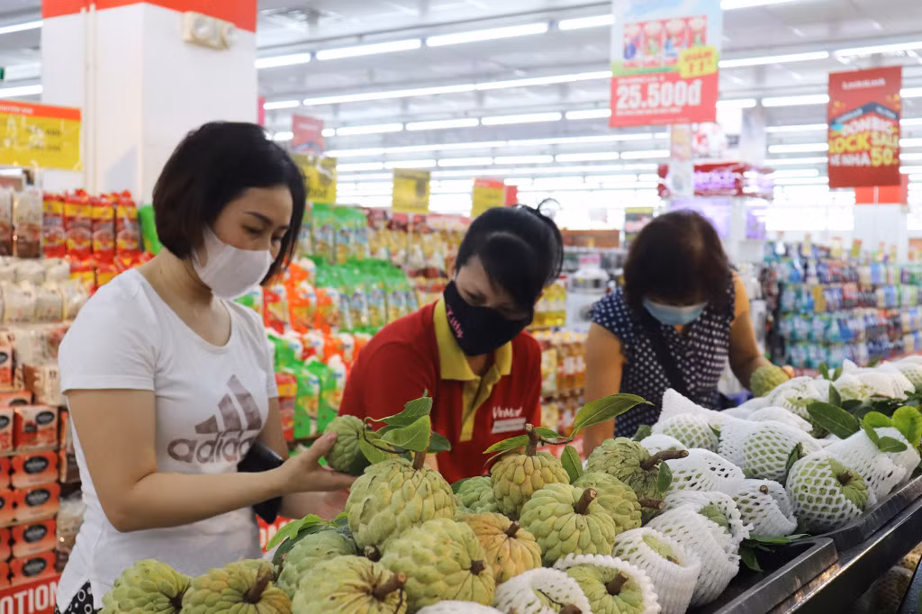 Người dân chọn mua na Đông Triều tại quầy hàng của Siêu thị Vinmart Hạ Long.