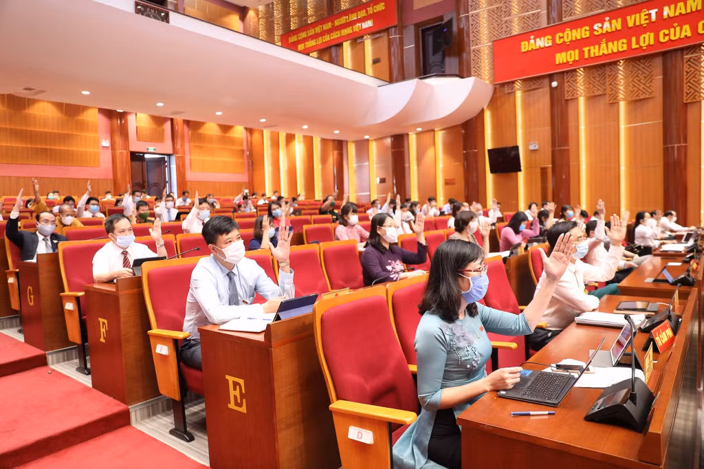 Các đại biểu HĐND tỉnh biểu quyết thông qua Nghị quyết 21/2021/