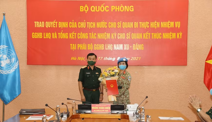 Thượng tướng Hoàng Xuân Chiến trao Quyết định của Chủ tịch nước cho Trung tá Vũ Thị Kim Oanh làm nhiệm vụ Gìn giữ hòa bình Liên Hợp Quốc