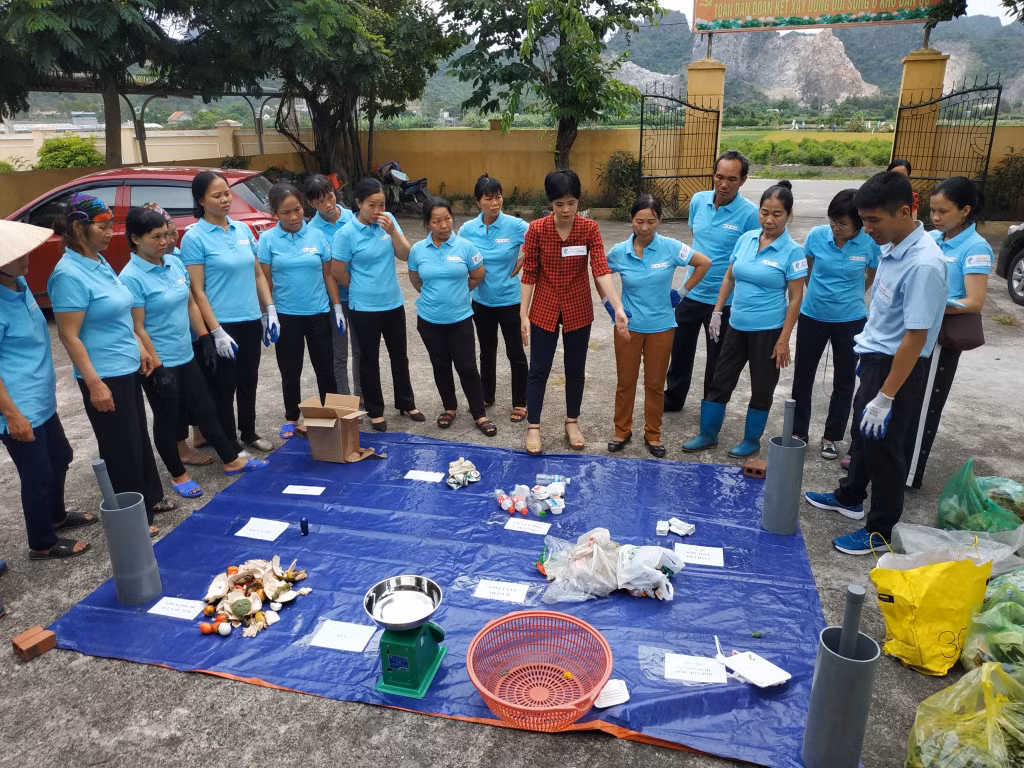 Ban điều hành dự án hướng dẫn các hộ dân khu 6, phường Hà Phong các kiến thức liên quan đến kiểm toán rác thải nhựa.
