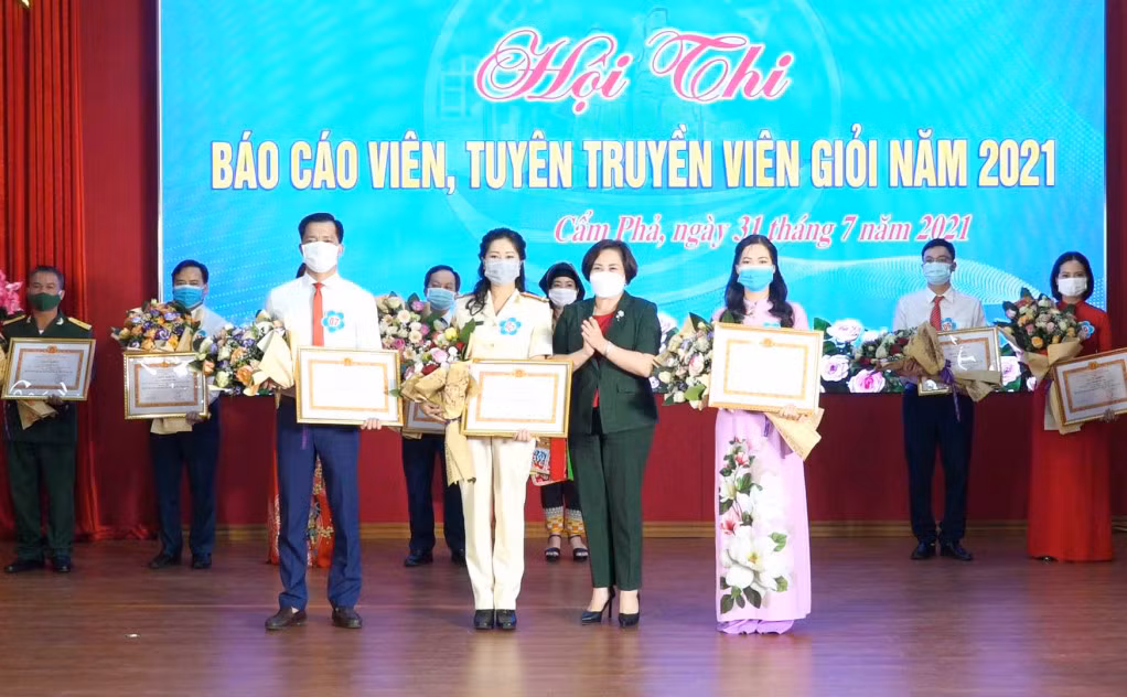 Lãnh đạo Thành ủy Cẩm Phả trao giải Nhất và giải Nhì cho 2 thí sinh xuất sắc tham gia hội thi.