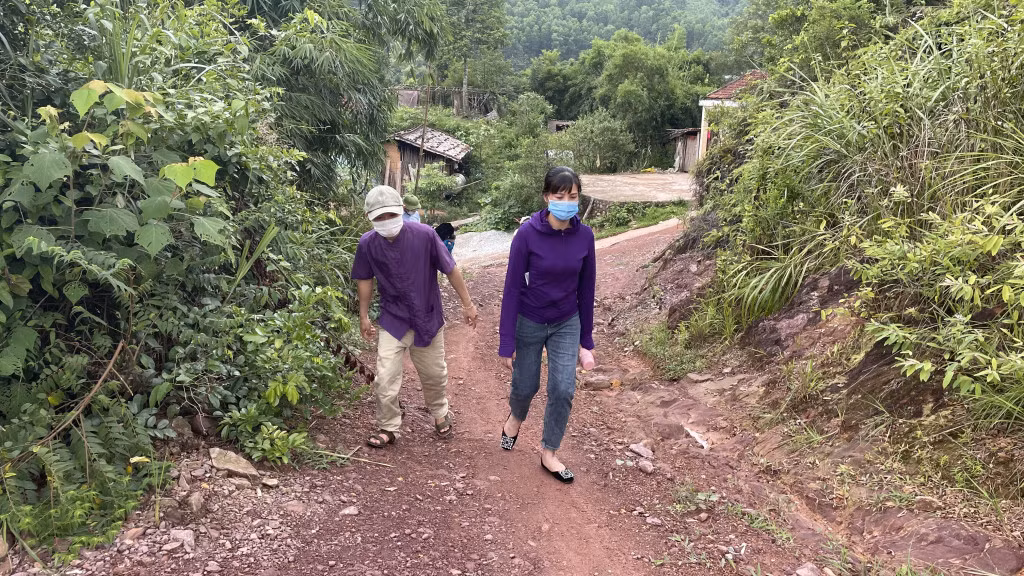 Cô Nguyễn Thị Chinh cùng đồng nghiệp, Trường PTDTBT THCS Đồng Tâm (xã Đồng Tâm, huyện Bình Liêu) đi vận động học sinh nhà xa đến trường.