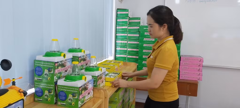 Giáo viên trường TH Tràng An chuẩn bị các trang thiết bị học tập cho năm học mới.