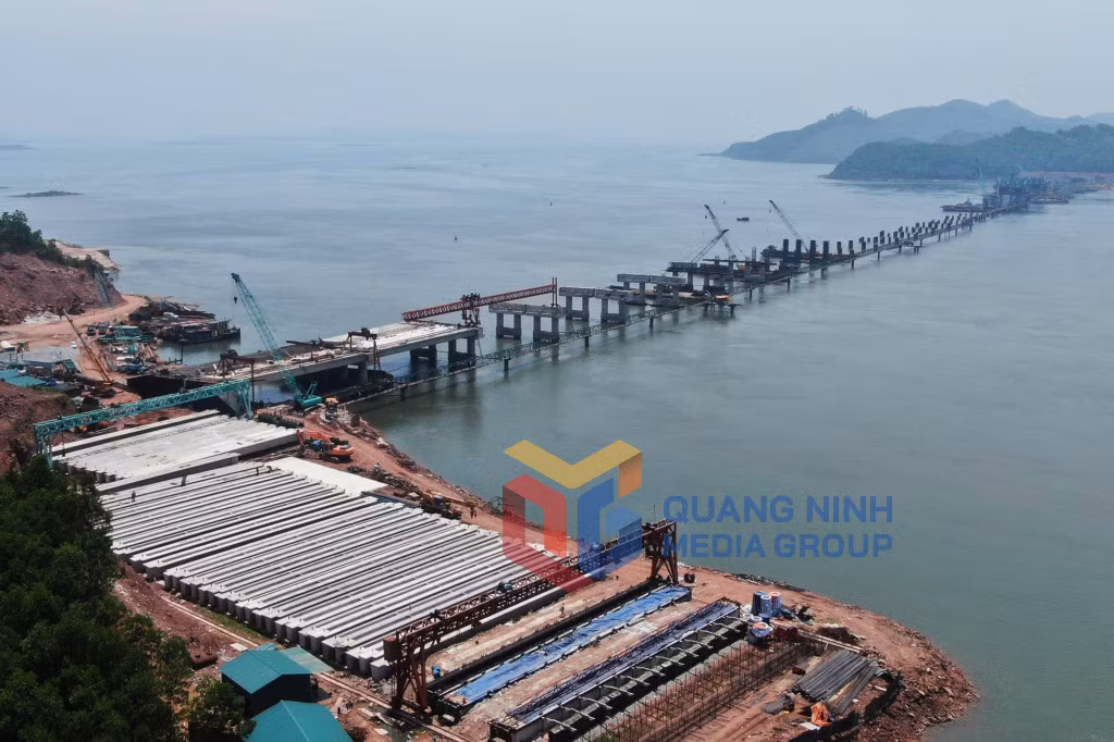 Thi công cầu trên tuyến thuộc dự án Cao tốc Vân Đồn - Tiên Yên (8-2021). Ảnh: Đỗ Phương