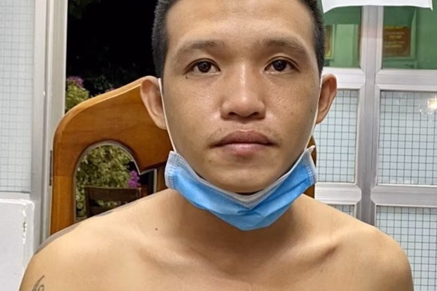 Đối tượng tấn công lực lượng chốt phong tỏa tại Nha Trang bị tạm giữ tại cơ quan công an. Ảnh: Phương Linh