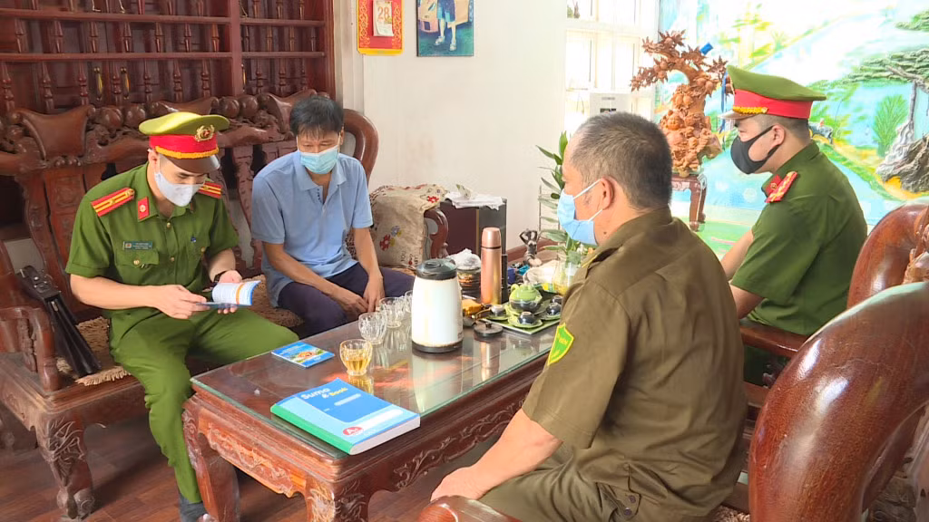 Công an xã Yên Than (Tiên Yên) tuyên truyền luật giao thông tại khu dân cư.