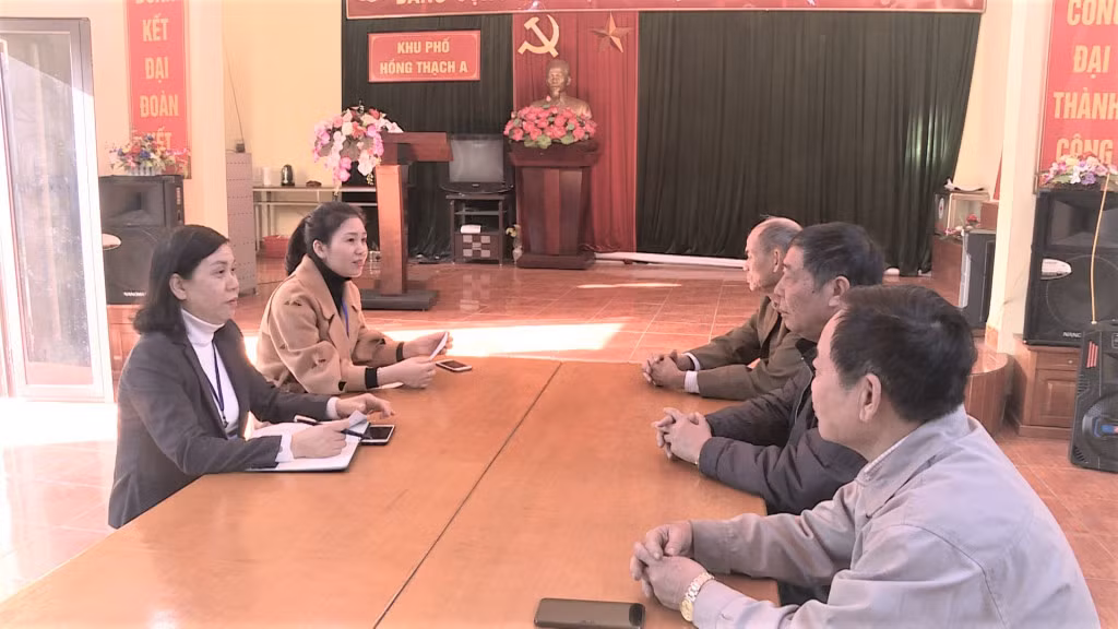 Chị Nguyễn Thị Tụ (ngoài cùng, bên trái), Bí thư Đảng ủy phường Cẩm Thạch, TP Cẩm Phả, trò chuyện với người dân để nắm bắt tình hình ở cơ sở. (Ảnh nhân vật cung cấp)