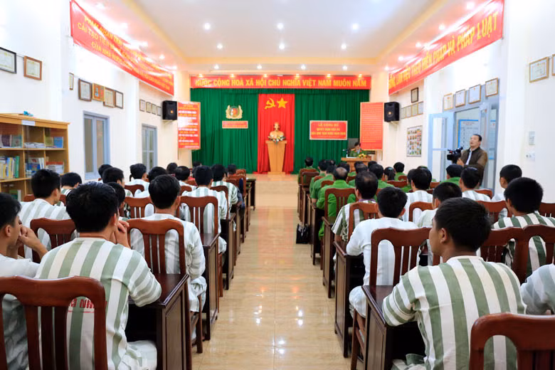 Phạm nhân tại trại tạm giam Công an Lâm Đồng dự lễ công bố quyết định đặc xá của Chủ tịch nước năm 2016 - Ảnh minh hoạ