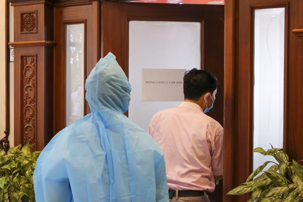 Các trường hợp ho, sốt được đưa vào phòng cách ly tạm thời.