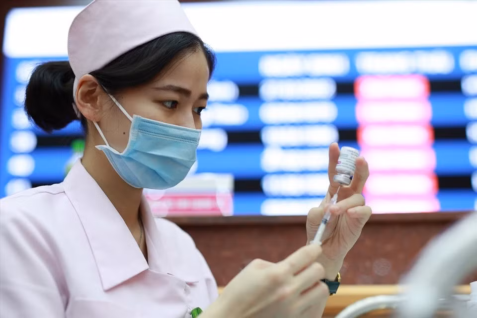 Tiêm mũi vaccine COVID-19 thứ 2 vừa giúp người được tiêm tránh khỏi nguy cơ nhập viện và tử vong, vừa tăng miễn dịch cho cộng đồng (Ảnh minh họa)