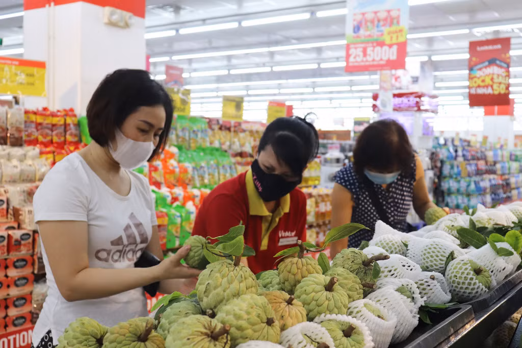 Người dân chọn mua na Đông Triều tại quầy hàng của Siêu thị Vinmart Hạ Long.