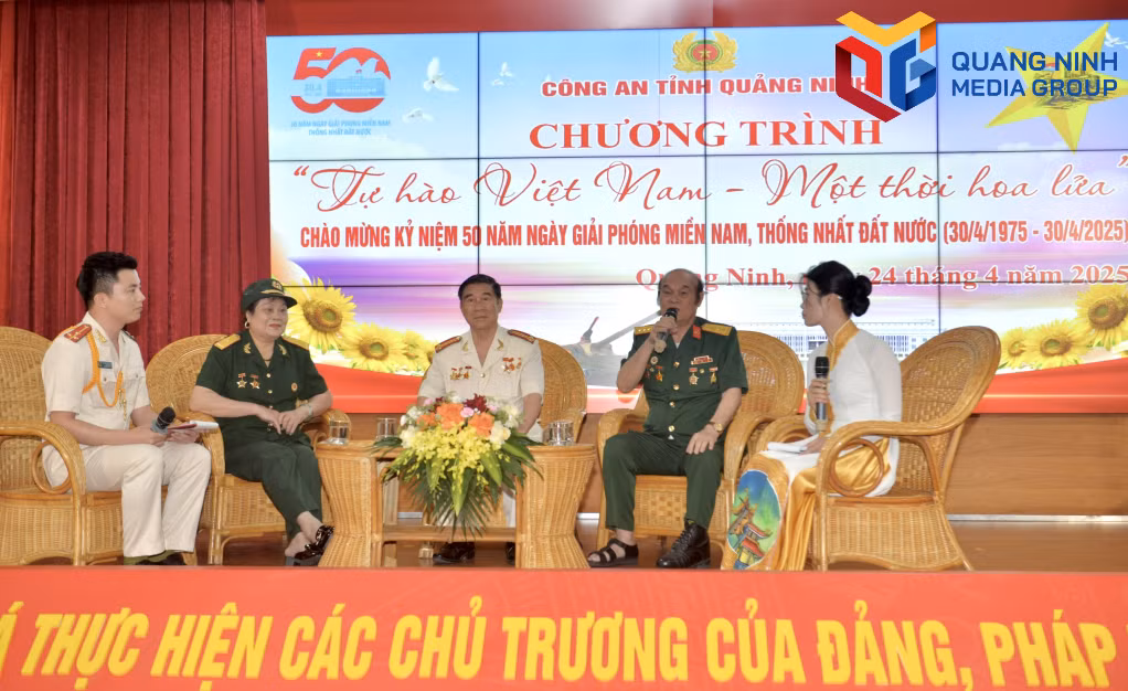 Các cựu chiến binh, cựu CAND và thân nhân liệt sỹ chia sẻ những câu chuyện xúc động.