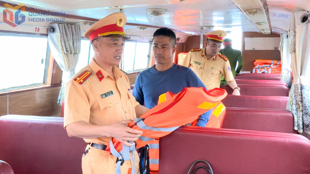 Lực lượng CSGT đường thủy kiểm tra điều kiện an toàn của tàu chở khách ra tuyến đảo Cái Chiên.