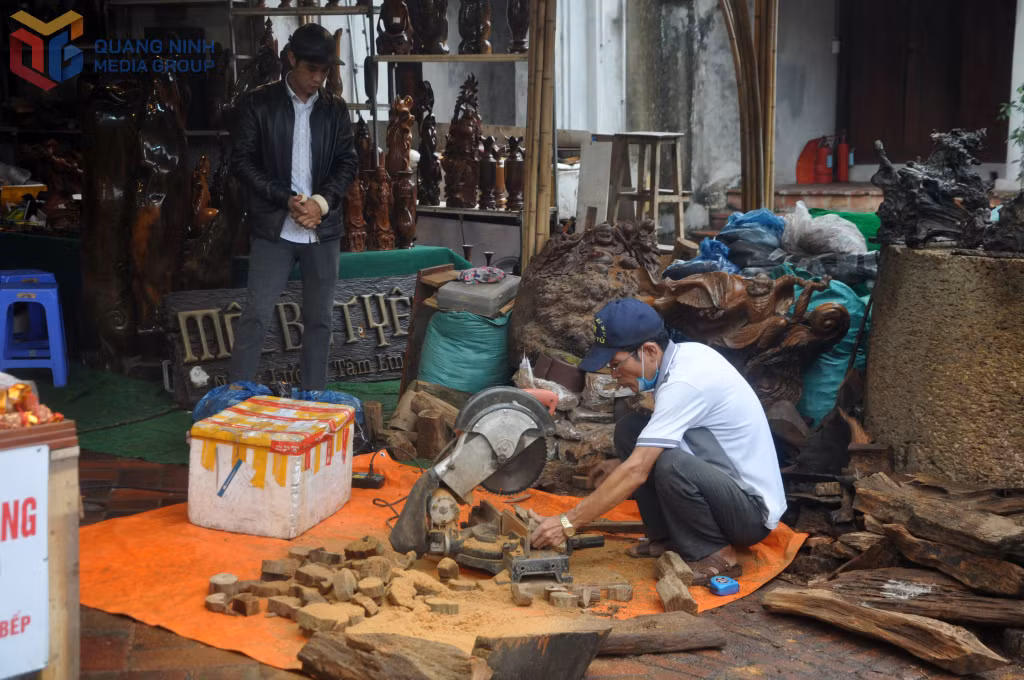 Người thợ làng nghề trầm mặc với những tác phẩm của mình.